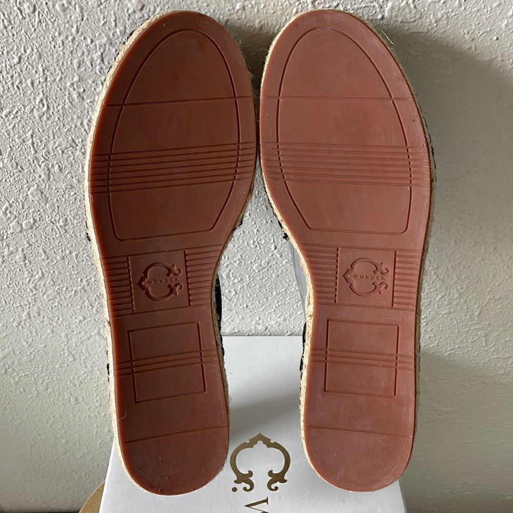 NIB C. Wonder Black Leather a suede Closed Toe Sandals Size 6.5M - Picture 7 of 7